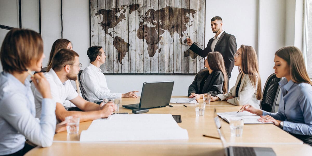 Team business al lavoro sulla strategia e-commerce